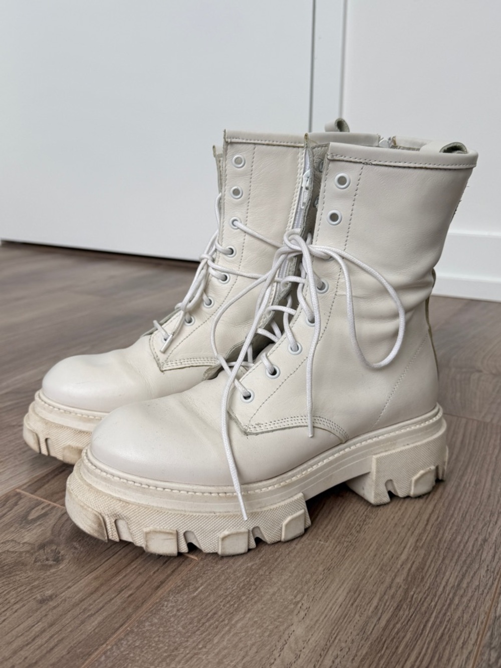 L'INTERVALLE Cream Lace-Up Chunky Combat Boots